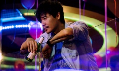 男人扒开美女的屁股爽捅